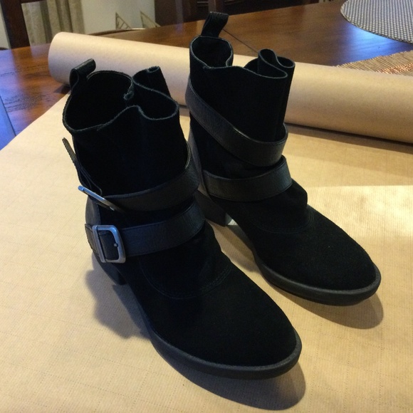 Mia Odetta black suede & leather boots. Size 6. - Picture 2 of 2